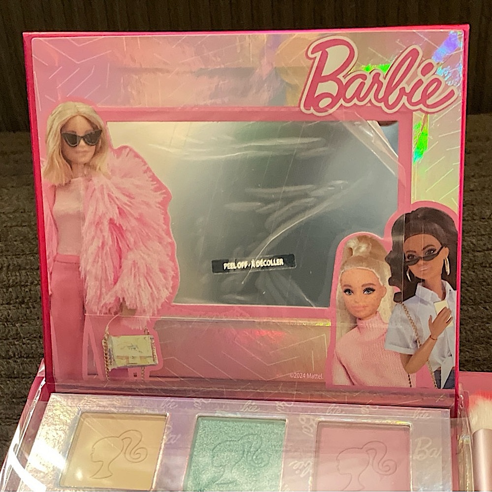 Barbie Beauty Set — Eyeshadow Palette, Makeup Brushes, and Mirror - Picture 15 of 16